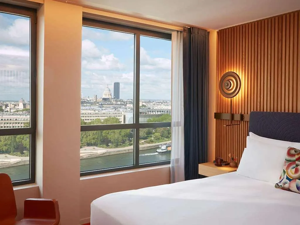 So/ * Paris